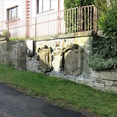 Reliéfy znaků ze zaniklé radnice v Jiřetíně pod Jedlovou