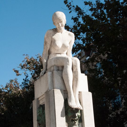 "A Juventude" sculpture