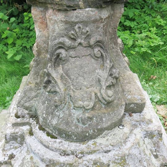 Torzo sochy svatého Jana Nepomuckého u cesty k hřbitovu v Huntířově