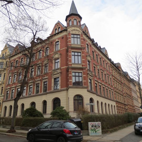 Mietshaus in geschlossener Bebauung in Ecklage mit Vorgarten Eulitzstraße 2