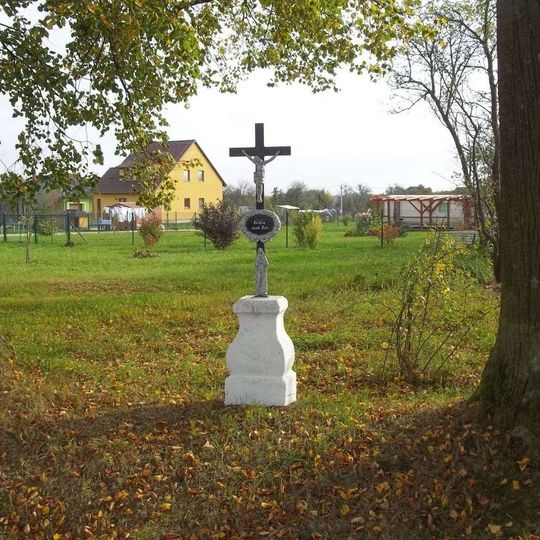 Kříž severně od Chotěmic u zatáčky