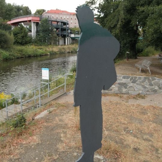 Pomník Josefa Sudka na Kmochově ostrově v Kolíně