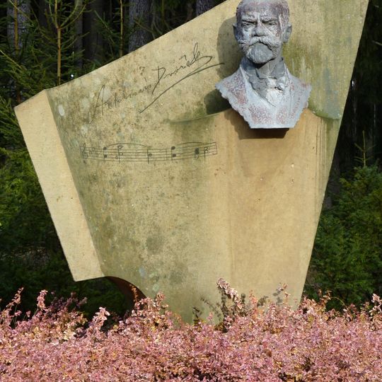 Památník Antonína Dvořáka u zámku ve Vysoké u Příbramě