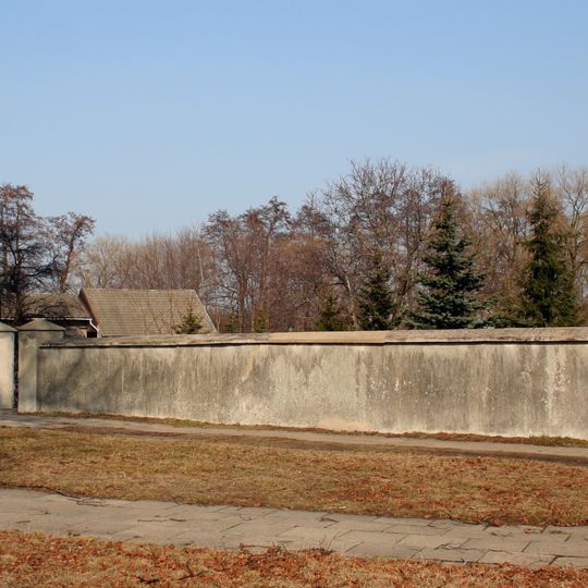 Ogrodzenie d. cmentarza kościelnego - mur z bramkami i epitafiami przy plebanii