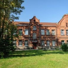 Здание женской гимназии, в котором в 1941-1945 гг. формировались воинские соединения (Покров)