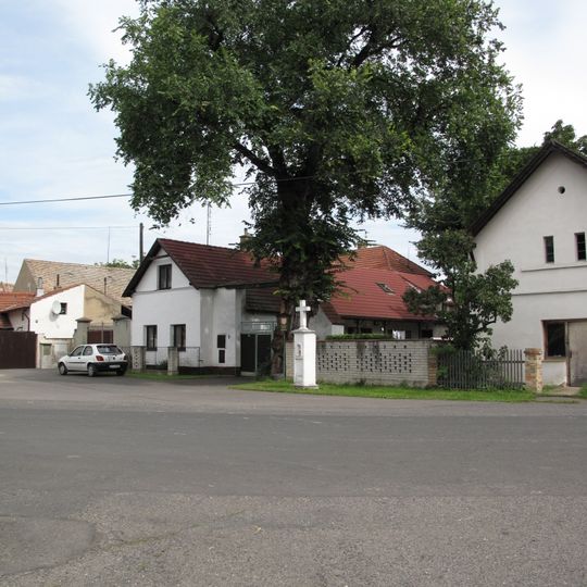 Kříž na rozcestí v obci Černiv