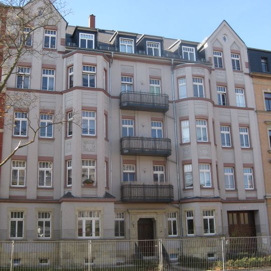 Mietshaus in geschlossener Bebauung mit Vorgarten Josephinenstraße 17