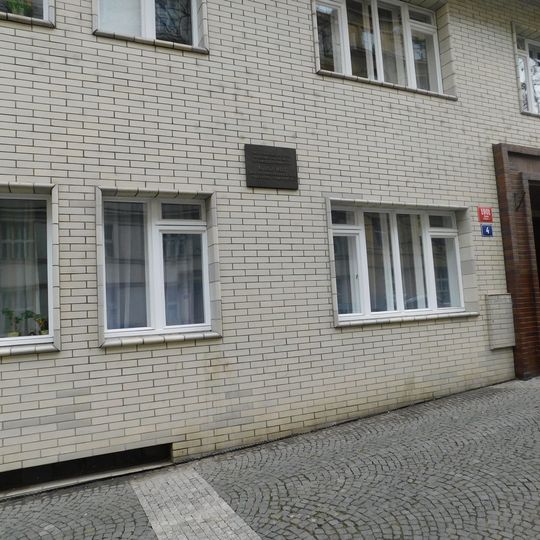 Pamětní deska Rudolfa Waise na domě Baranova 1901/4 na Žižkově