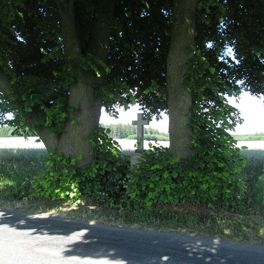 Kříž jihovýchodně od Pelce