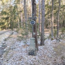 Kříž v lese jihovýchodně od vsi