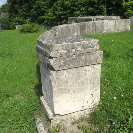 Площадь с бастионами и парапетами