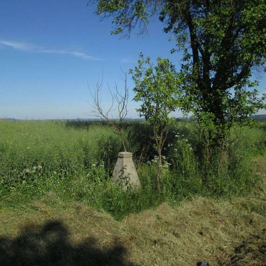 Kříž jihovýchodně od Budeče