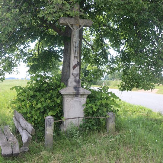 Kříž u křižovatky u Domamili