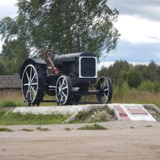 Памятник «Трактор-ветеран», модель 1936 г. (Старое Сандово)