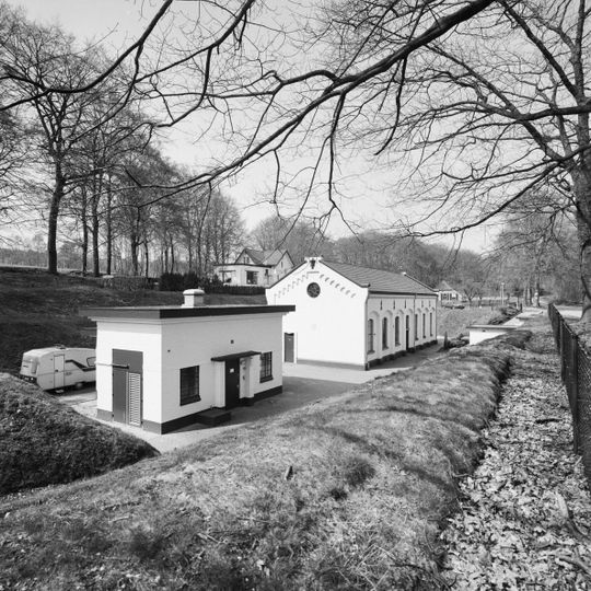 Eenlaags waterpompstation onder flauw hellend zadeldak
