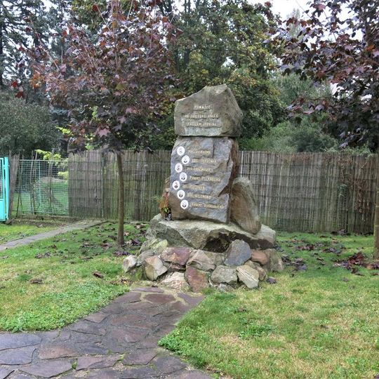 Pomník padlým na návsi v Mezouni