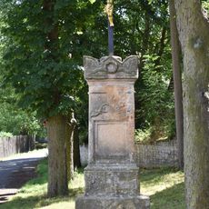 Kříž východně od městského muzea v Kožlanech