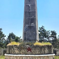 Monument la mormântul ostașilor căzuți (75) în 1944 și în memoria consătenilor căzuți în 1941-1945