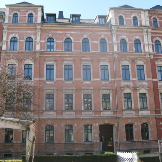 Mietshaus in geschlossener Bebauung mit Vorgarten Josephinenstraße 13
