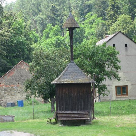 Dřevěná zvonička u zastávky autobusu v Nových Sadech