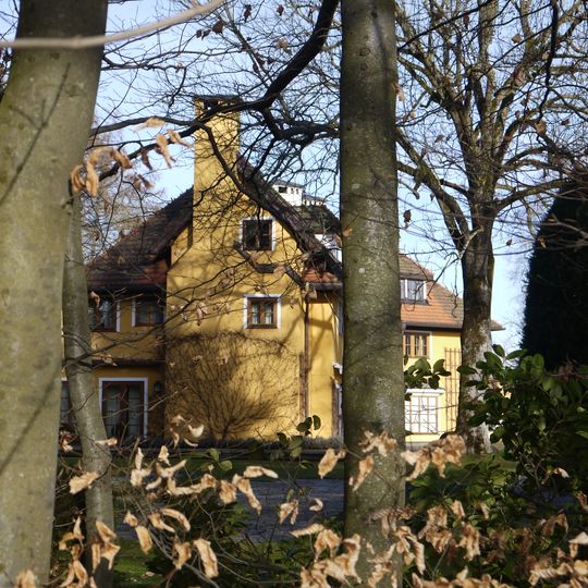 Villa Curzon mit Nebengebäuden und Bootshaus