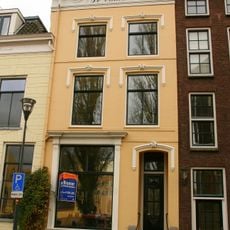 Pand met gepleisterde gevel en rechte kroonlijst