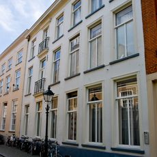 Breed herenhuis met witgepleisterde lijstgevel