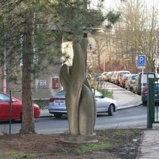 Kamenná plastika v Alešově ulici v Klíši