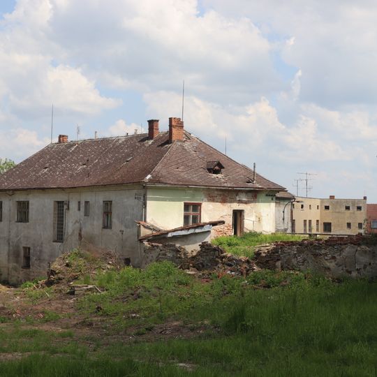 Hospodářský dvůr s tvrzí Okarec