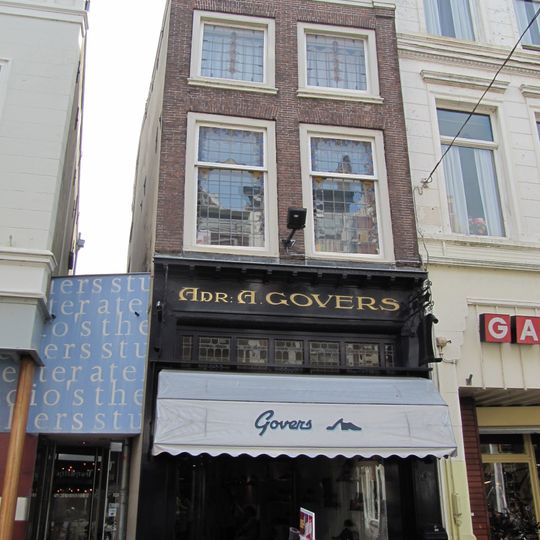 Pand met geveltje met verkropte lijst