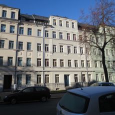 Mietshaus in geschlossener Bebauung mit Vorgarten Zeißstraße 21