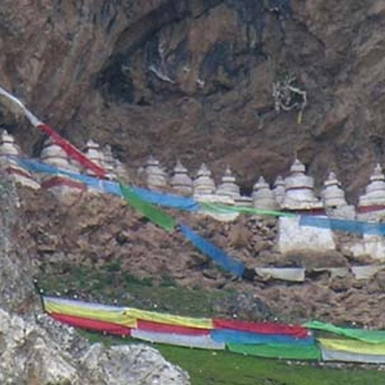 Chörten der dreißig Generäle des Königs Gesar von Ling und Tana-Tempel