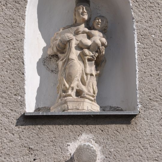 Socha Panny Marie v průčelí domu čp. 5