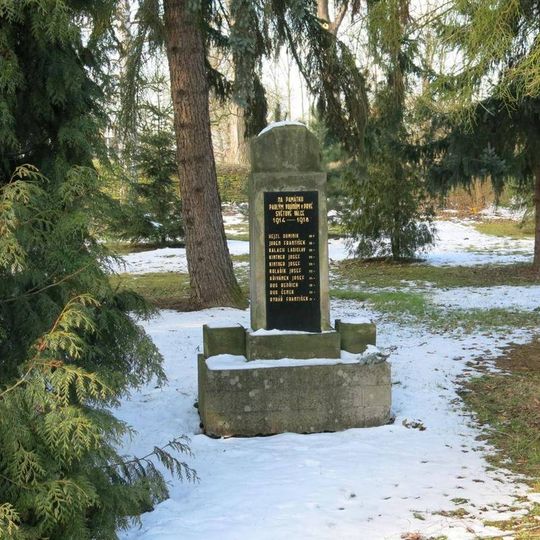 Pomník padlým na návsi v Počedělicích