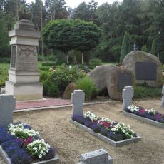 Friedhofshalle sowie Kriegerdenkmale für die Gefallenen des Ersten und Zweiten Weltkrieges Tiergartenstraße 2 (auf dem Friedhof)