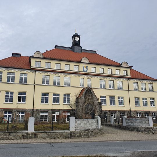 Gerhart-Hauptmann-Schule mit Sonnenuhr Gerhart-Hauptmann-Straße 4