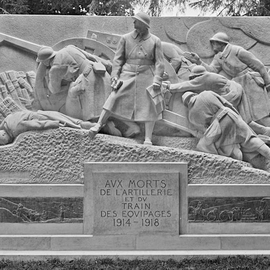War monument of artillery and train