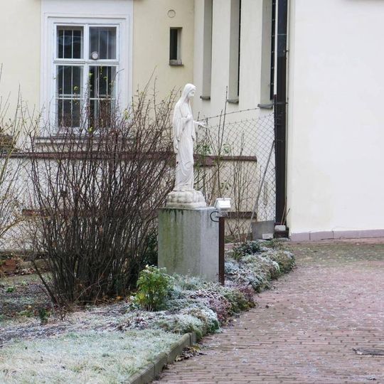 Socha Panny Marie u charitního domu Šlajferka