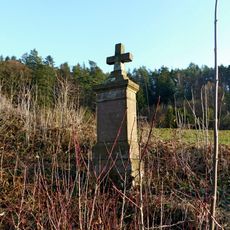 Kříž u cesty západně od Vlkovce