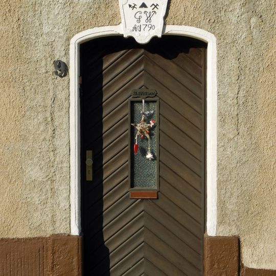 Türstock mit Schlussstein Luchauer Straße 9