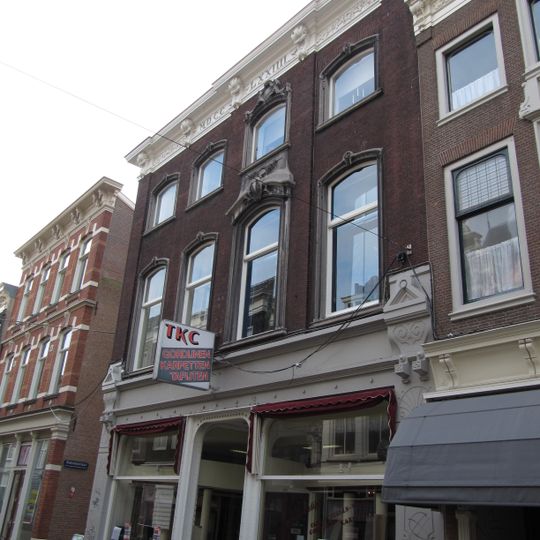 Hoekpand Ruitenstraat met lijstgevel. De gevel telt vier vensterassen, waarvan de derde van links als risaliet is behandeld en bekleed met hardsteen