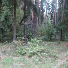 Kříž západně od Soběkur v lese