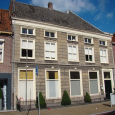 Pand ter breedte van vijf vensters, parterre, verdieping en mezzanino