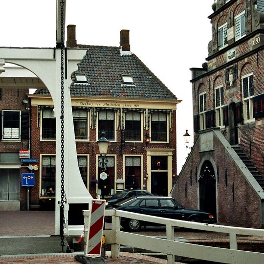 Groot huis met bakstenen lijstgevel