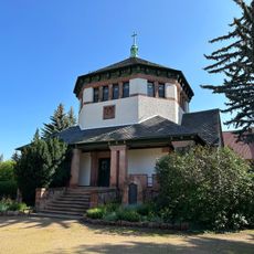 Friedhofskapelle (1906), 15 Grabmale und fünf Grabanlagen bedeutender Rochlitzer Persönlichkeiten sowie Kriegerdenkmale für die Gefallenen des 1. und 2. Weltkrieges (Einzeldenkmale zu ID-Nr. 09300157) Lindenallee, Ecklage zur Schützenstraße