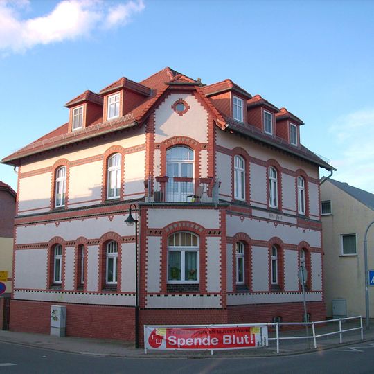 Postgebäude in offener Bebauung Kamenzer Straße 30