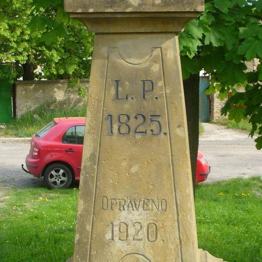 Kříž na návsi v Dušníkách