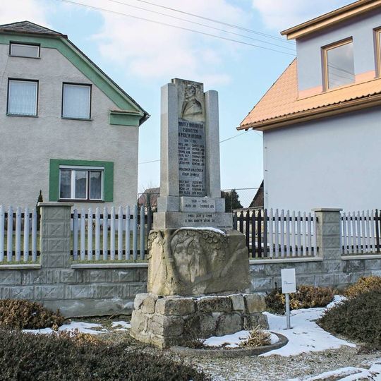 Pomník padlým v Kolšově u kaple