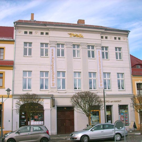 Apotheke am Markt; Wohnhaus in geschlossener Bebauung, ehemals mit Apotheke Markt 9