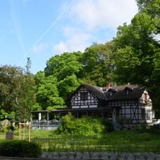 Chatelet am Römerbrunnen (ehem. Molkenanstalt)